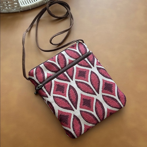 NWT Maruca Design Cupcake Tapestry Crossbody Bag - Picture 3 of 6